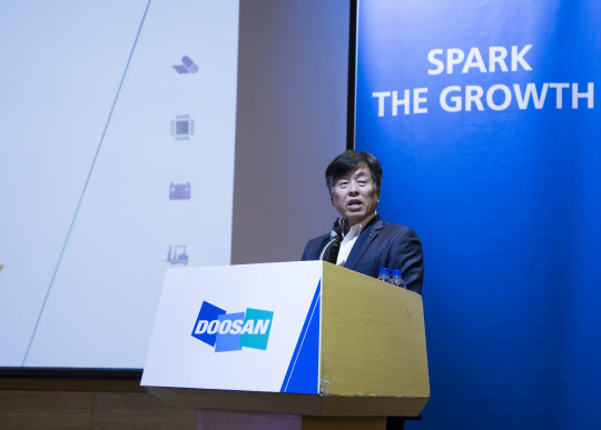 ㈜두산이 19일 기업 분할과 재상장을 한 달 여 앞두고 서울 여의도 전경련회관에서 기업설명회를 열고 향후 사업 계획 등에 대해 소개했다. 동현수 ㈜두산 부회장이 인사말을 하고 있다. <㈜두산 제공>